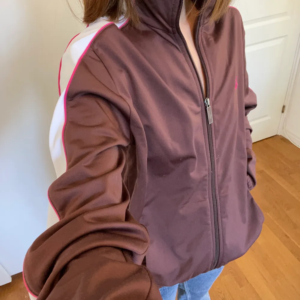 Cute brown tracksuit with pink and white details in perfect condition. Slightly oversized. Toppar.