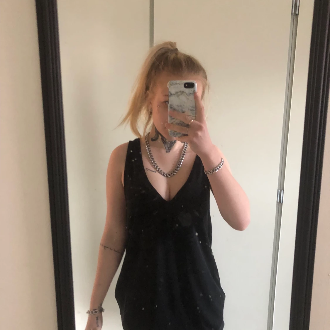 Svart linne med kedja bak - 90