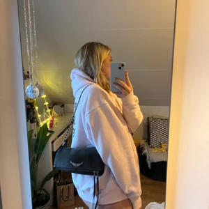 Intressekoll på grå Zadig! - Intressekoll på min superfina grå zadig väska. Jag är sugen på ny och därför ”tröttnat” lite på min grå. Skriv pm för fler bilder!  För att vara två år gammal är den i super fint skick som kan se på bilderna:))