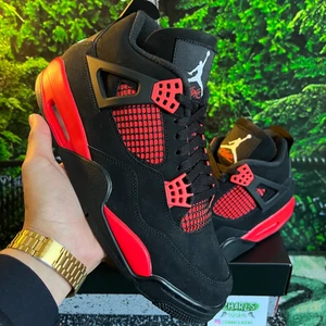 Air Jordan 4 Retro “Red Thunder”🏎 - Air Jordan 4 Retro “Red Thunder”🏎  Storlek: -42.5  -Flera storlekar går att ordna 🌟  Pris:4199kr