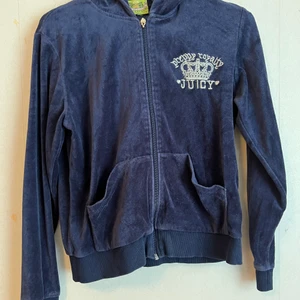 juicy couture tröja - Säljer en juicy couture kofta i färgen marinblå, drag kedjan har tappat märket men fungerar som vanligt.