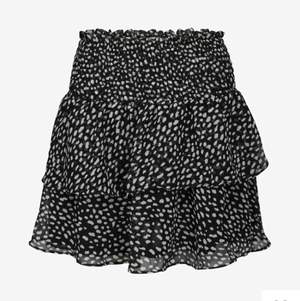 En prickig kjol från Chelsea som inte kommer till användning. Fint skick. Skriv vid intresse, köparen står för frakt💓