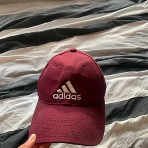Vinröd Adidaskeps - Säljer denna vinröda adidaskeps för 35kr