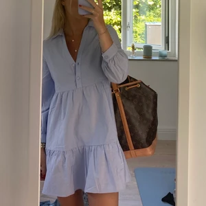 Blå poplinklänning💙💙 - Säljer denna superfina klänningen från Zara, finns inte kvar längre. Storlek S, använd en gång. Bud gäller fram till fredag 19/8, går även att köpa direkt vid bra pris och snabb affär🌟 köpare står för frakt💙💙
