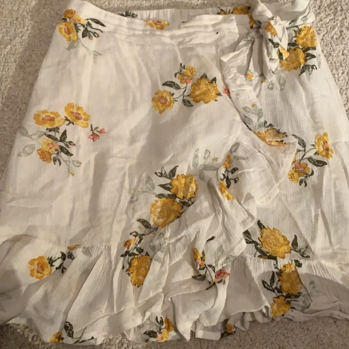 En blommig kjol. - 90