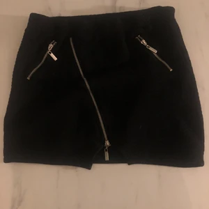 Cool cat kjol - Cool cat kjol, bra skick, har dragkedja med unik modell. Storlek M