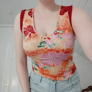 Unik topp  - Jättefin luftig topp med en massa unika detaljer från Vero Moda :) Något använd, pris exkl frakt! 