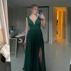 Balklänning  - Säljer en superfin balklänning då jag bestämt mig för en i en annan färg. Jag har endast provat den då jag tagit bilderna, den är helt ny och har prislapparna och kartongen kvar. Den passar mig som är 170cm lång och oftast har storlek S eller M. Den går bra att lägga upp om man är kortare. Nypris: 1400kr. Jag står för frakten! Går även att hämtas i Jönköping. ☺️ på sista bilden ser man färgen på den som bäst.