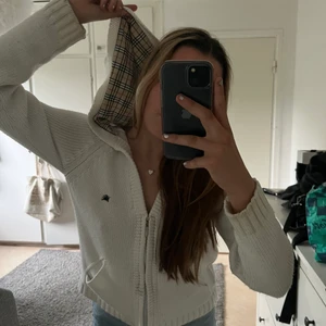 Burberry Virckad kofta  - Säljer denna fina burberry koftan, då jag behöver pengar. Original pris 2000 säljer för 300❤️