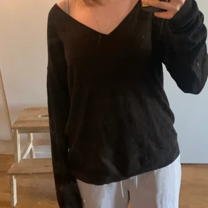 Brun stickad tröja - En jättefin brun stickad tröja men v ringning🤎