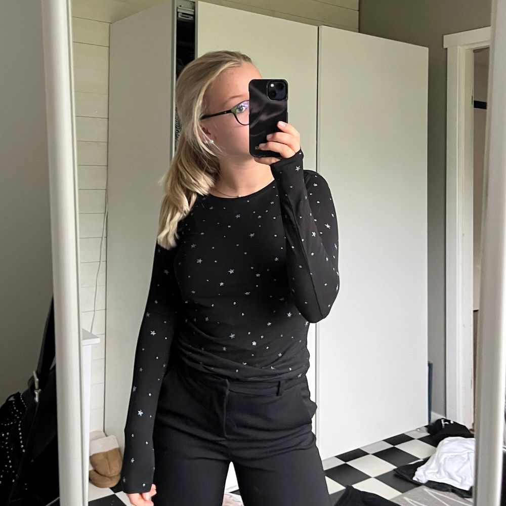 Svart långärmad tröja med stjärnor på❤️🔥 aldirg använd då den är lite liten på mig, skulle säga att den passar xs-s💕 säljer för 45kr🧡. Tröjor & Koftor.