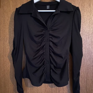 Skjorta - En super fin lite åtsittande skjorta från Shein. St.XS, aldrig använt