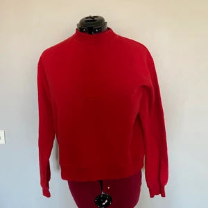 Croppad sweatshirt från NA-KD - Croppad sweatshirt från NA-KD, stl M.