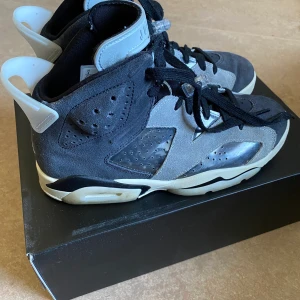 Air Jordan 6 stone grey - Air Jordan 6 stone grey.                                                   Storlek: 39, 25cm.                                                                 Köpt via sns raffle. I gott skick men tecken på användning som smuts och fläck. Med kommer svarta, grå och blåa oanvända skosnören och jumpman nyckelring. Finns mer bilder och kvitto på vinsten.                                               Nypris: ca 2200kr