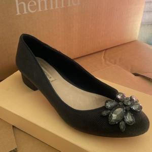 Finskor nk  - Jättefina skor köpta på nk för några år sedan med liten klack. Köpta för 1295kr men säljs för 500kr. Använda endast en gång på en fest annars bara stått i garderoben, perfekt skick. Säljs då de är för små tyvärr. 