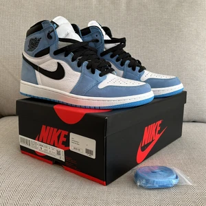 AIR JORDAN 1 HIGH UNIVERSITY BLUE - Helt oanvända  Köpta för 500 usd + tax på round two i melrose Storlek: eu 42.5 eller us 9