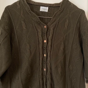 Mörkgrön stickad kofta med knappar - Jättefin mörkgrön kofta köpt i Italien i så skönt material och bra kvalite! Säljer då den tyvärr inte kommer till användning längre. Det står ingen stl i plagget men skulle gissa på S/M men passar mig som vanligtvis har XS.