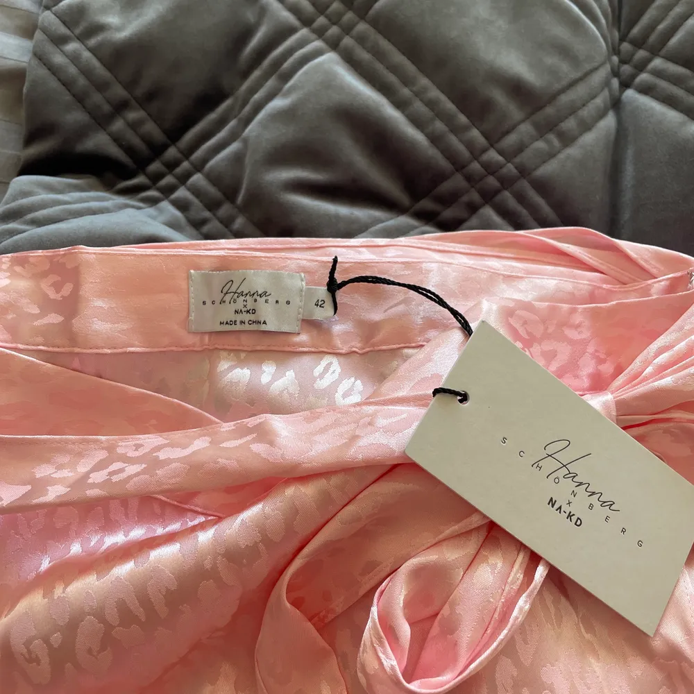 Nypris 499kr Helt ny kjol, har fortfarande lappen kvar! Superfin rosa färg i satin material.  . Kjolar.