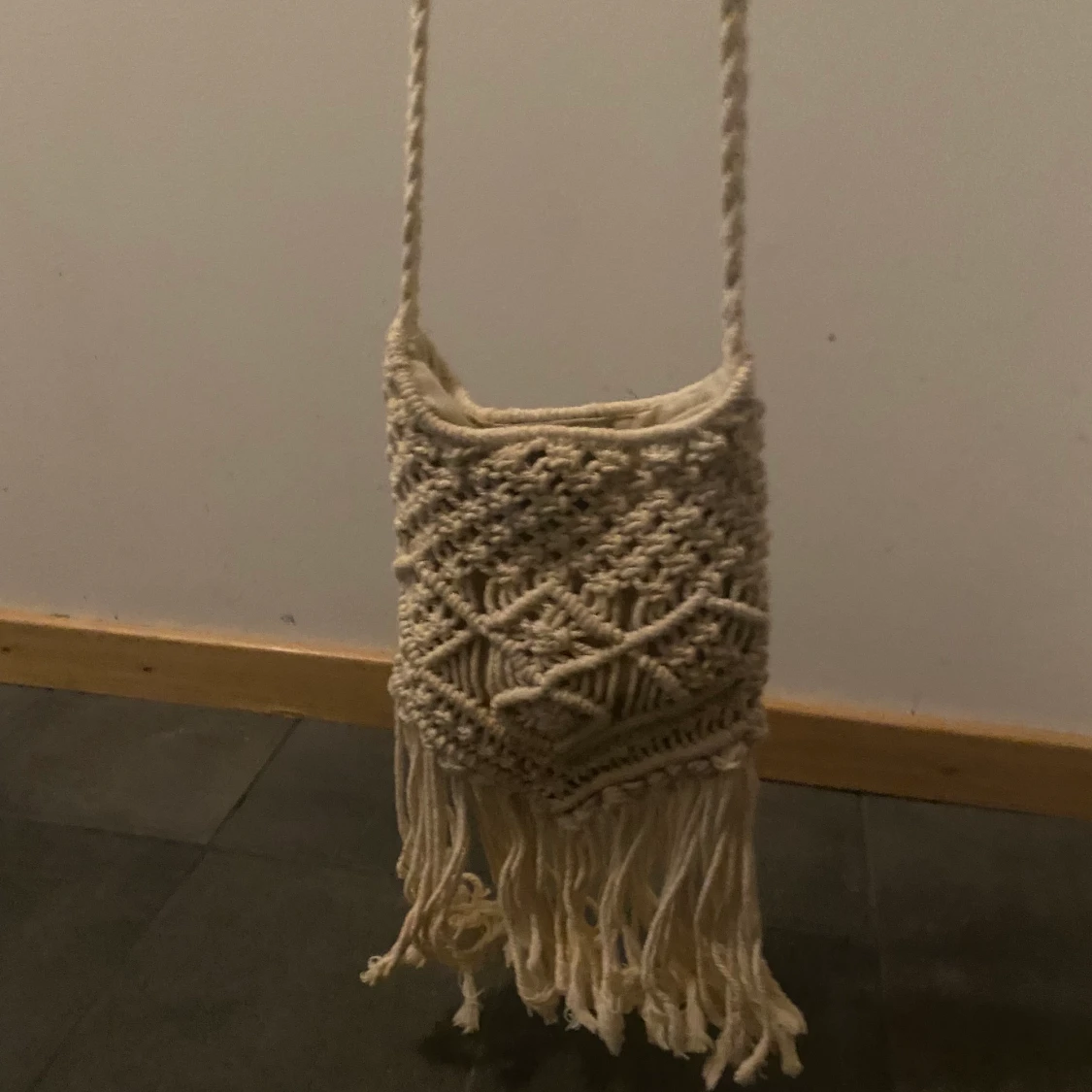 Virkad axelväska beige