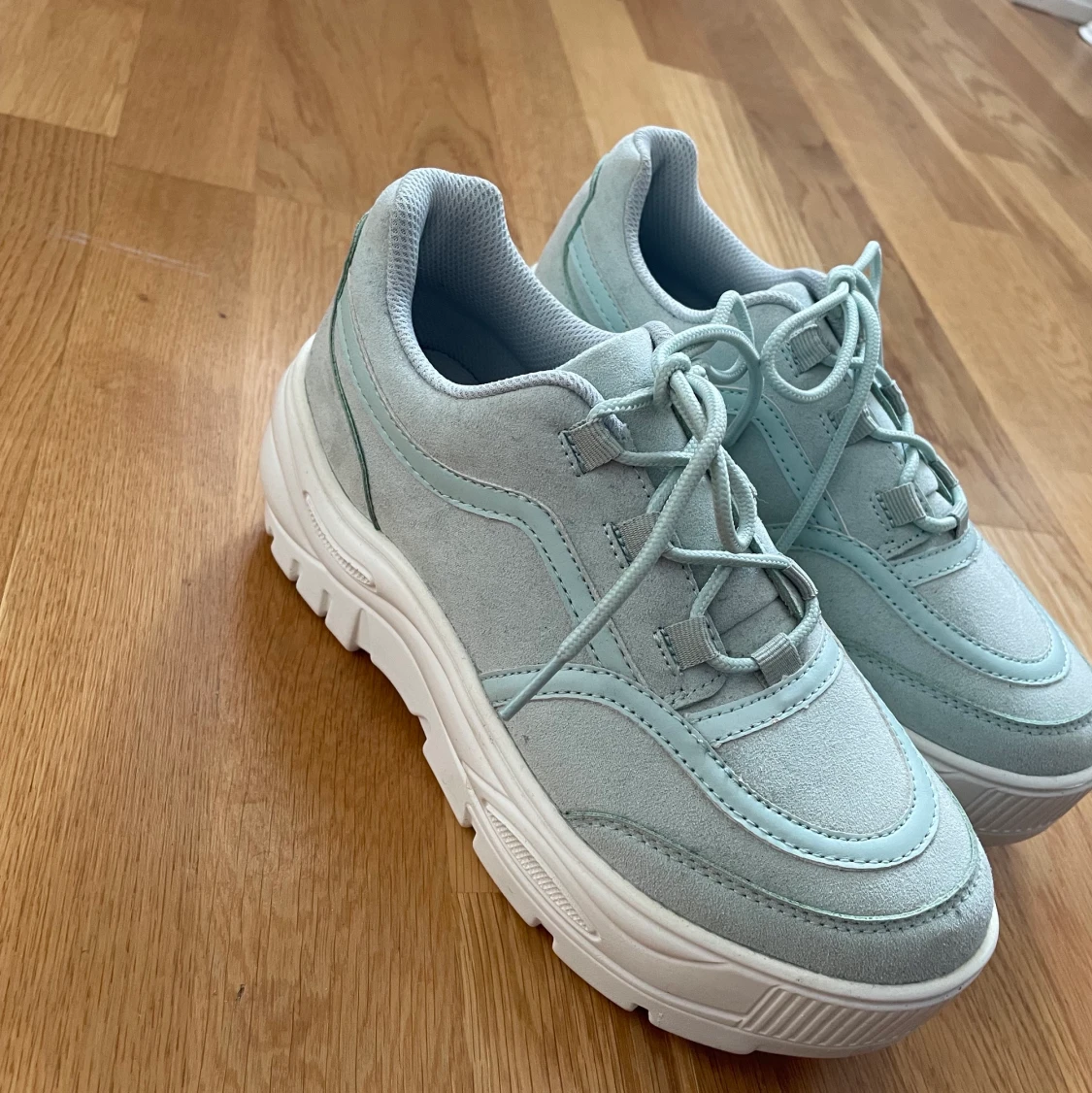 Ljusblåa platåskor  - 90