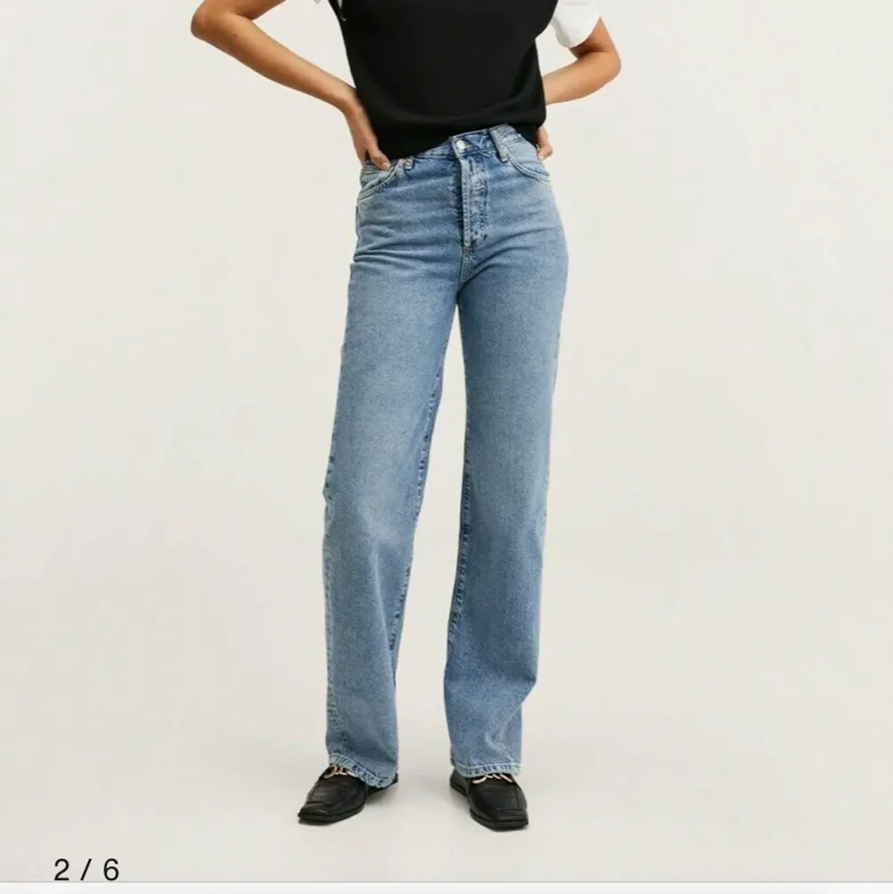 Jeans från Mango i modellen ”Kaia”, går ner till marken på mig som är 174cm lång💙. Jeans & Byxor.