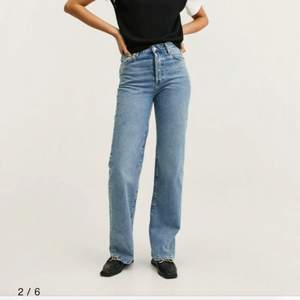 Jeans från Mango i modellen ”Kaia”, går ner till marken på mig som är 174cm lång💙