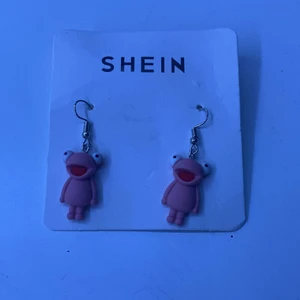 örhängen - grod örhängen från shein som ör rosa, aldrig använt för det var inte riktigt min stil!