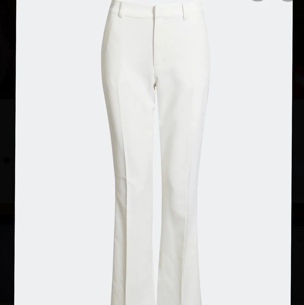 Säljer nu mina vita kostymbyxor från bikbok som är så sjukt fina och riktigt nice nu till sommaren. . Jeans & Byxor.