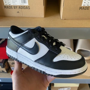 Nike Dunk Black And White - Helt nya köpta från Nike! Sjukt snygga och sköna. De är storlek 37.5 Eu. Skriv vid intresse av fler bilder eller vid frågor.