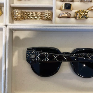 Dior Solglasögon - Finaste solglasögonen från Dior i modellen Lady Dior Studs 3! 🖤 Nypriset ligger på ca 3800kr 🌟 Kan gå ner i pris vid snabb affär 🫶🏼