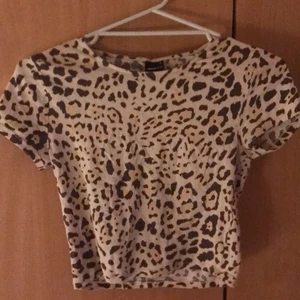 Kort t-shirt storlek S - Säljer en kort t-shirt i storlek S perfekt nu inför sommaren!🥰Säljer med anledning av att den har blivit för liten för mig. Liten i storlek men lite stretch 