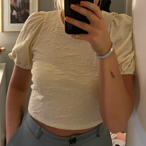 Topp - En jätte fin sommar topp i ljus gul färg, använt få gånger, 120+66kr i frakt❤️