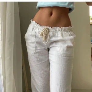Roxy linnebyxor  - Säljer nu mina helt nya vita roxybyxor, då de inte var min stil riktigt💕 De är i storlek M men passar mig perfekt som bruka ha XS/S/34/36 i byxor annars. (Säljer igen då köparen ej svarade) Buda endast privat🥰🥰