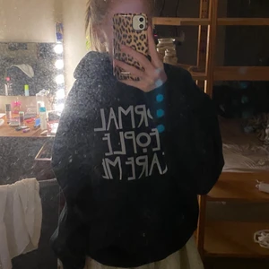 Hoodie - En hoodie med vit text i storlek M/S aldrig använt förr, köparen står för frakten och jag står inte för postens slarv 