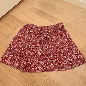Röd blomning kjol från Pull&bear 