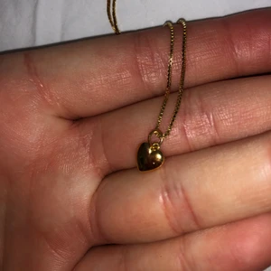 Halsband med hjärta - Guldigt halsband med ett hjärta på, från Safira! Knappt använt, nypris 500kr. Gratis frakt!