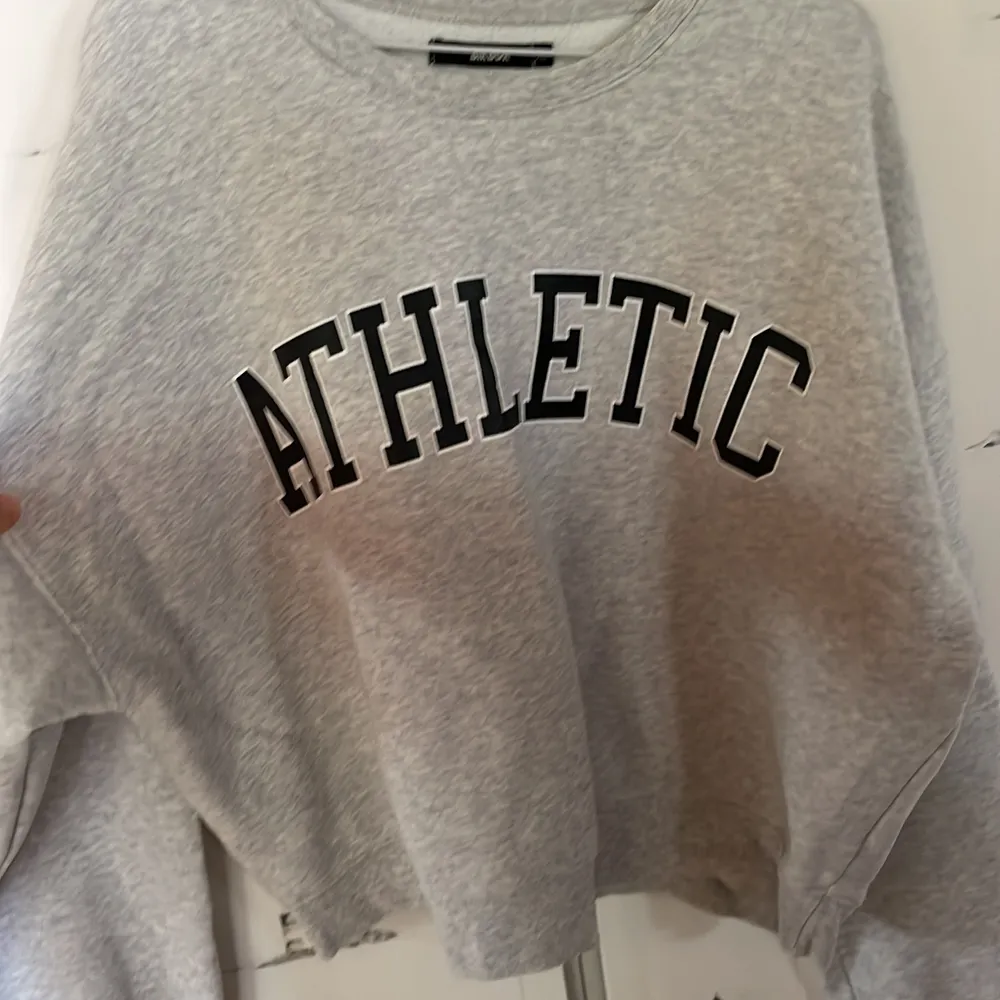 Supper fin overzised sweatshirt från ginatricot✨ den är i XL men passa från M/S också, beror på hur man vill att den ska sitta 💞. Tröjor & Koftor.