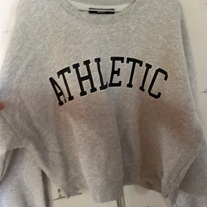 Grå sweatshirt  - Supper fin overzised sweatshirt från ginatricot✨ den är i XL men passa från M/S också, beror på hur man vill att den ska sitta 💞