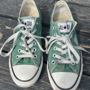 Gröna converse💚 - Jättefina, lite slitna converse. Där hälen ska vara har sulan gått upp lite men det syns inte och känns inte när man har på sig de. Lite coolt med sådär lite använda converse👌👌💚