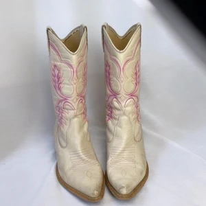 Boots - Udda boots i läder med klack i trä. Snyggt slitna och rejäl kvalitet. +Frakt 66kr