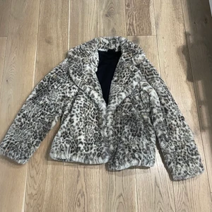 Fuskpäls jacka  - Jättefin jacka i fuskpäls från Gina som inte kommer till användning. Storlek s. Går enklat att stänga med knappar samt rymliga fickor. Super skick. 