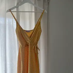 jättefin gulrutig klänning från even&odd i storlek s men passar även xs. använd ett fåtal gånger. köpt för 299kr, säljer för 75 + frakt🍋