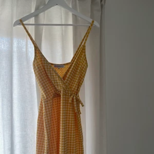 rutig klänning - jättefin gulrutig klänning från even&odd i storlek s men passar även xs. använd ett fåtal gånger. köpt för 299kr, säljer för 75 + frakt🍋