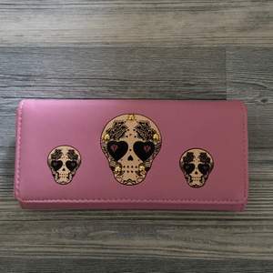 En rymlig rosa plånbok med mycket fack, aldrig använd💕 köparen står för frakt