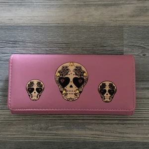 Plånbok  - En rymlig rosa plånbok med mycket fack, aldrig använd💕 köparen står för frakt
