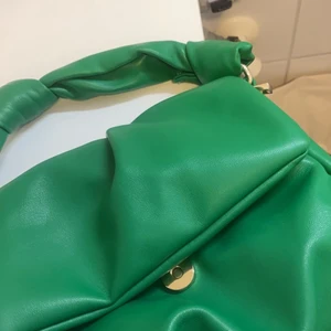 Trendig zara väska  - Säljer min superfina och trendiga väska från zara, väskan är i nyskick.  