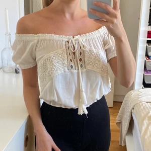 Vit sommartop - Vit sommartop som går att ha offshoulder eller som en ”t-shirt” knytning framtill & resår nertill! Köpt från bereshka i storlek xs! Frakt ingår i pris!