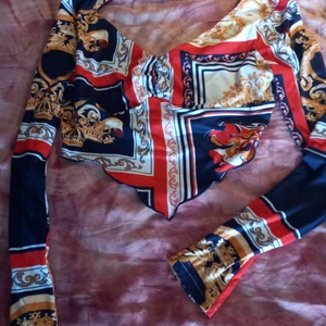 Mönstrad magtröja - Helt ny och oanvänd top, asymmetrisk framtill, öppen rygg, långa ärmar. Storlek XS. Köpte den TYVÄRR i för liten storlek, den är sååå snygg! Endast 40 kr. Möts upp i Göteborg eller skickar då du står för frakten ☆♡☆