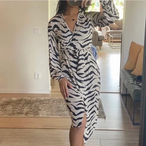 Omlott klänning  - Jättefin och superskönt klänning som endast är använd en gång. Passar mig som har xs och är 160 lång. Passar dock för både kortare och längre personer. Bilderna är lånade🥰