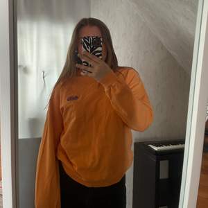 En väldigt fin, orange sweatshirt från Junkyard, i storlek S. Använd ungefär 5 gånger. Säljer den eftersom den inte kommer till användning <33 250 kr + 66 kr frakt 